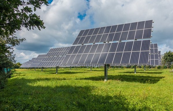 Optimisez votre production d'énergie avec un tracker solaire mécanique
